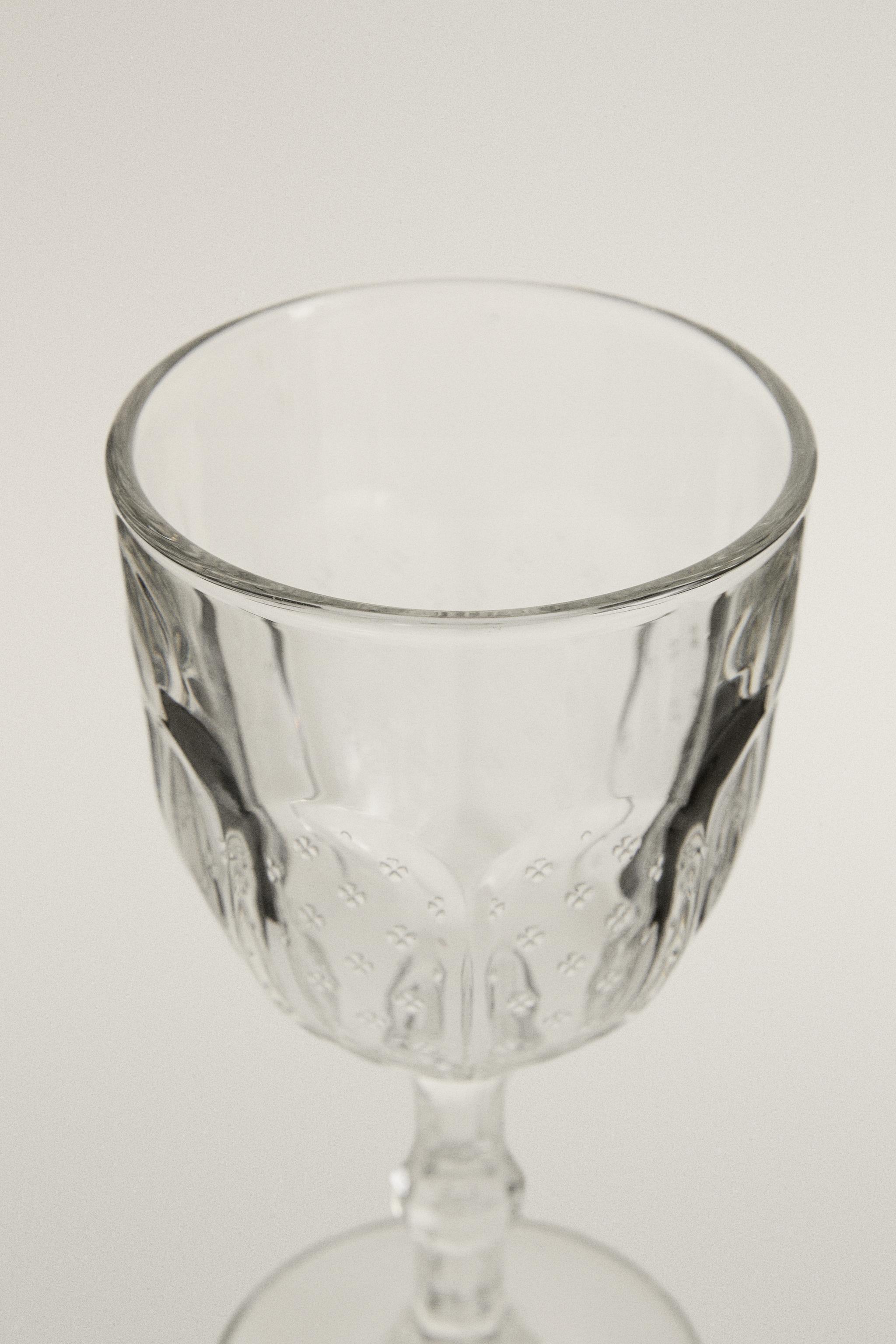 RAISED DESIGN FLORAL WINE GLASS — Transparent
