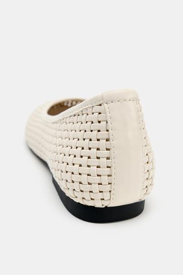 BALLERINES EN TISSU TRESSÉ - Blanc écru de Zara - Image 4