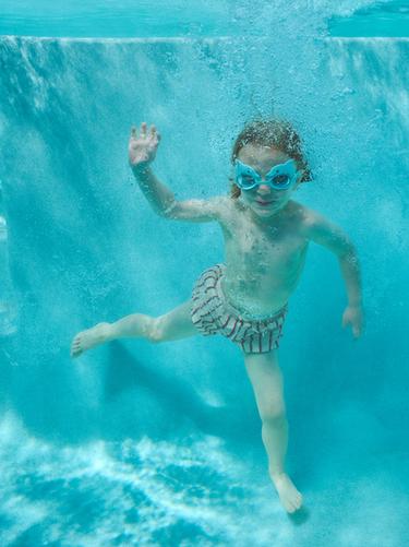 2-6 ЛЕТ/ ПЛАВКИ-БЕРМУДЫ В ПОЛОСКУ — Цвет небеленого полотна/Зеленый от Zara