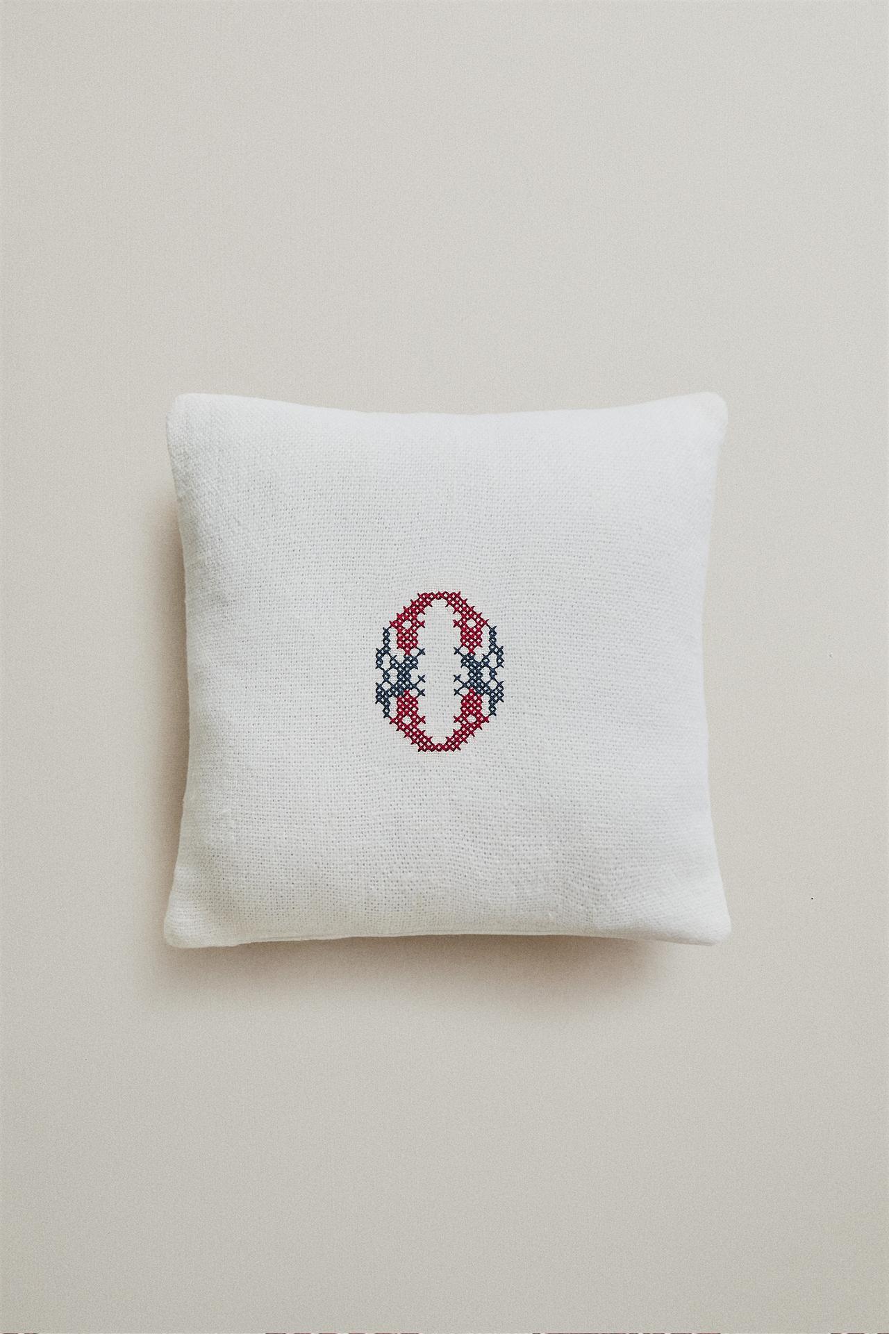 LINEN CUSHION WITH EMBROIDERED LETTER O — Ecru