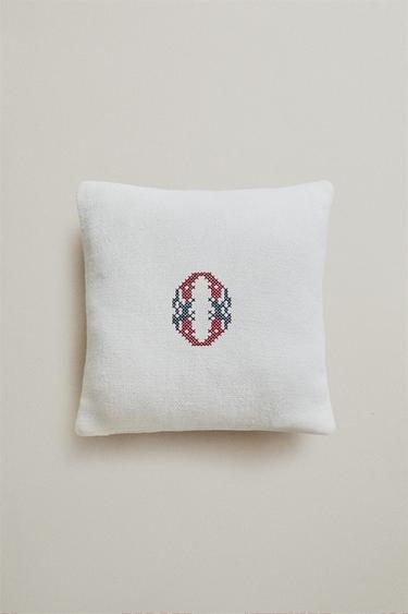 LINEN CUSHION WITH EMBROIDERED LETTER O — Ecru 1