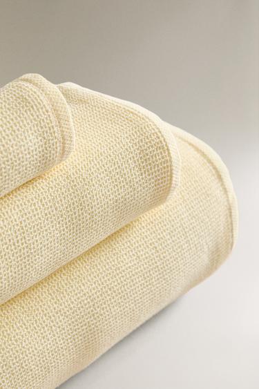 SERVIETTE DE BAIN MICRO WAFFLE - Jaune de Zara - Image 1