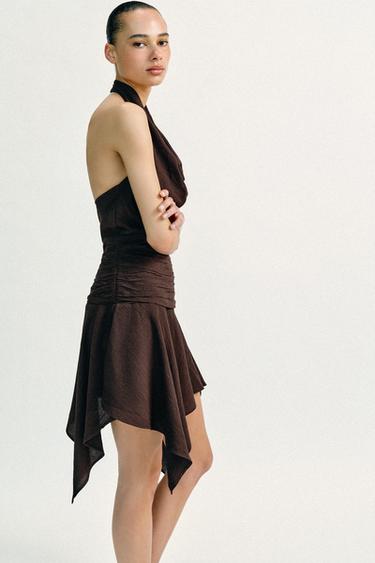 ROBE COURTE HALTER À BAS ASYMÉTRIQUE - Marron foncé de Zara - Image 2