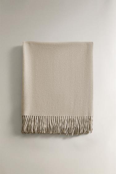 MĚKKÁ DEKA S TŘÁSNĚMI - Kamenná od Zara