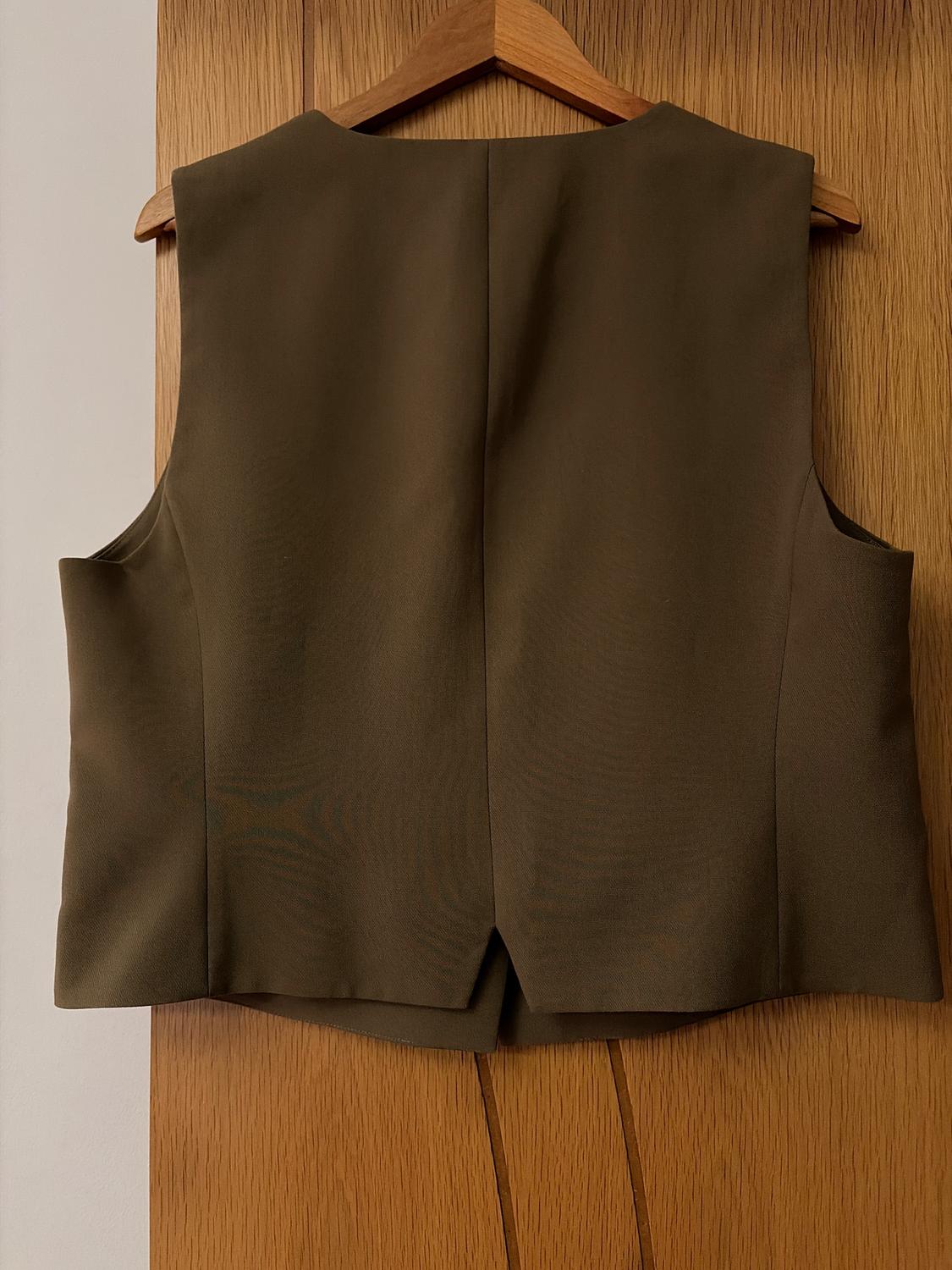 BUTTONED SHORT WAISTCOAT - Image 2
