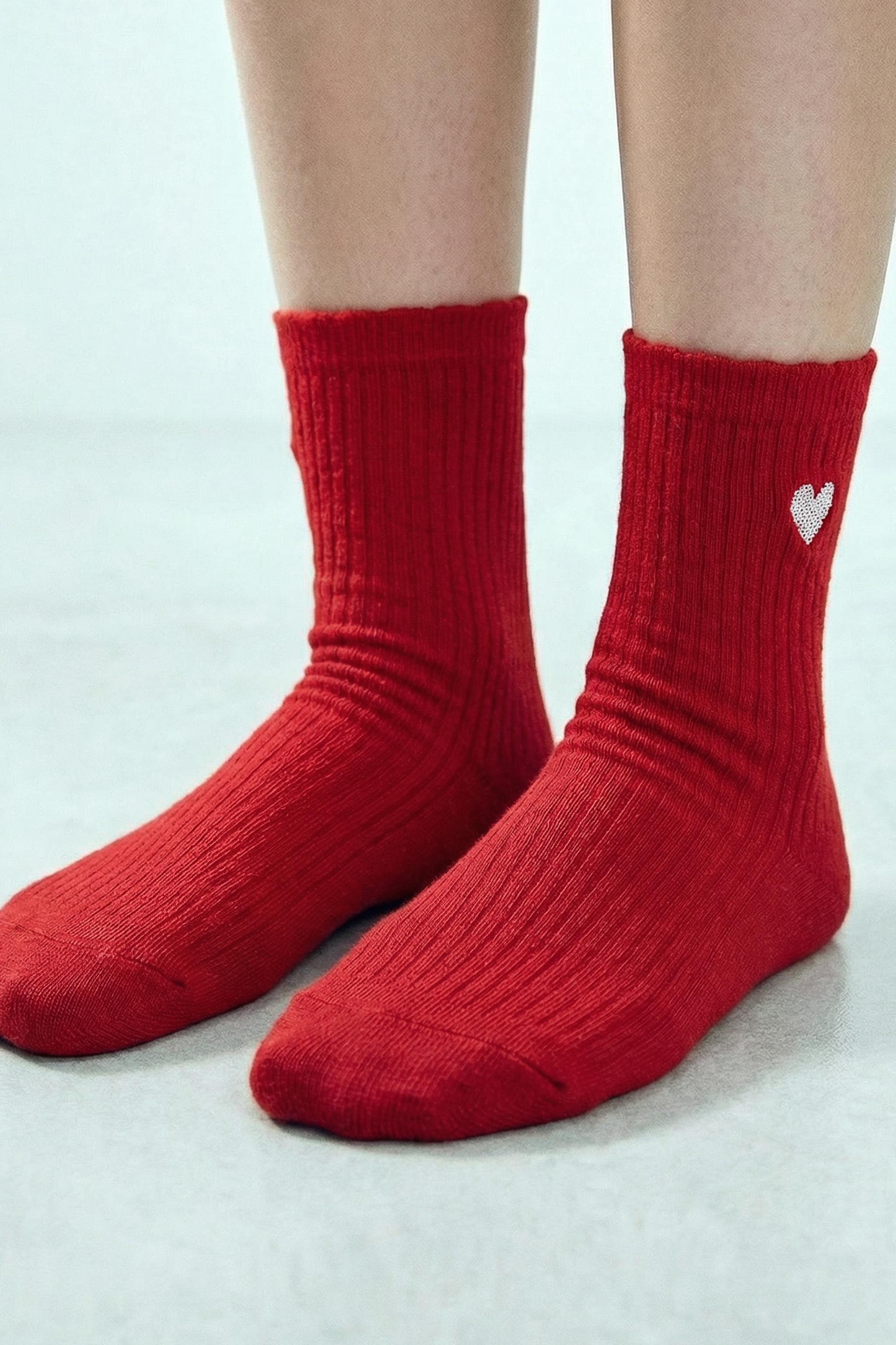 LOT DE TROIS CHAUSSETTES À RAYURES ET CŒURS