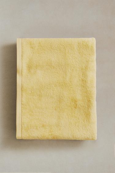PLAIN COTTON TERRY BATH TOWEL (500 GXM²) - Mid-yellow by Zara