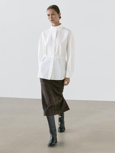 Chemisier à col montant avec ruban - Blanc de Zara