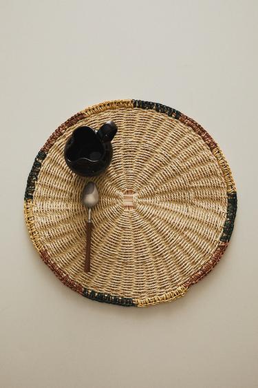 DÆKKESERVIET I VÆVET RATTAN - lys beig fra Zara