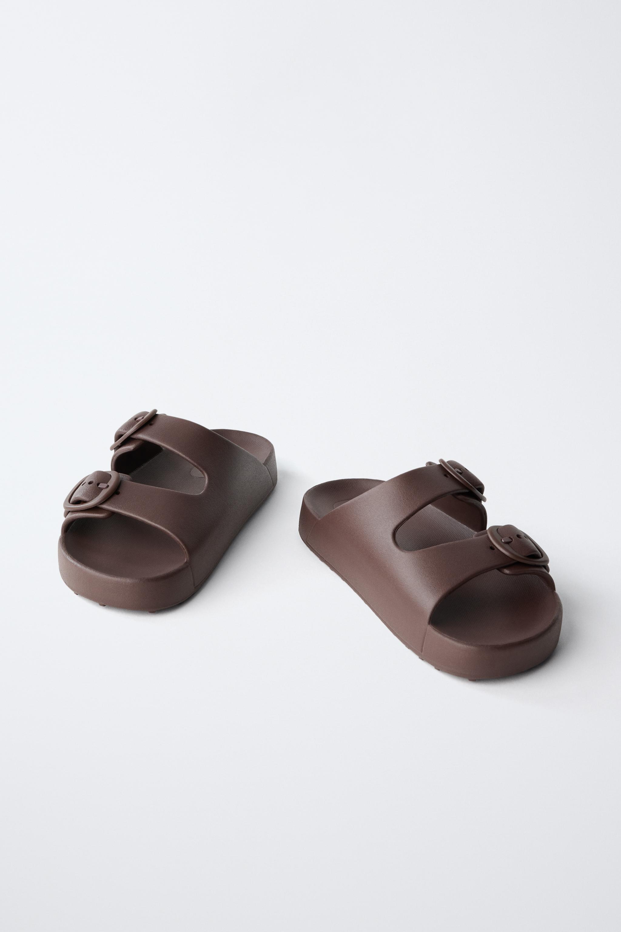 RUBBERIZED BUCKLED SANDALS