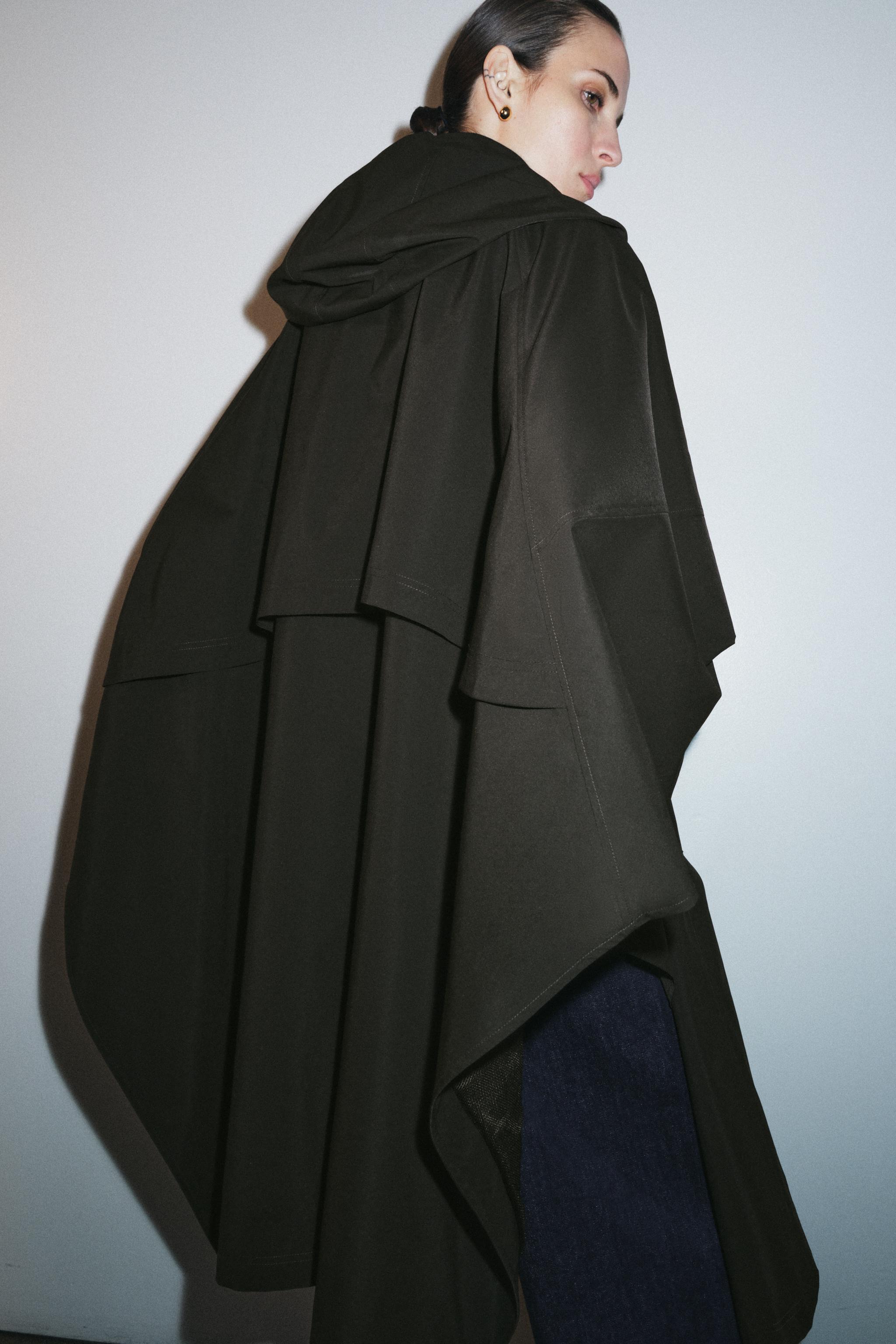 再お値下げ！美品ZARA フード付き撥水加工ケープ　ベージュ ZARA（ザラ） WATER REPELLENT CAPE TRF 撥水ケープコート レディース