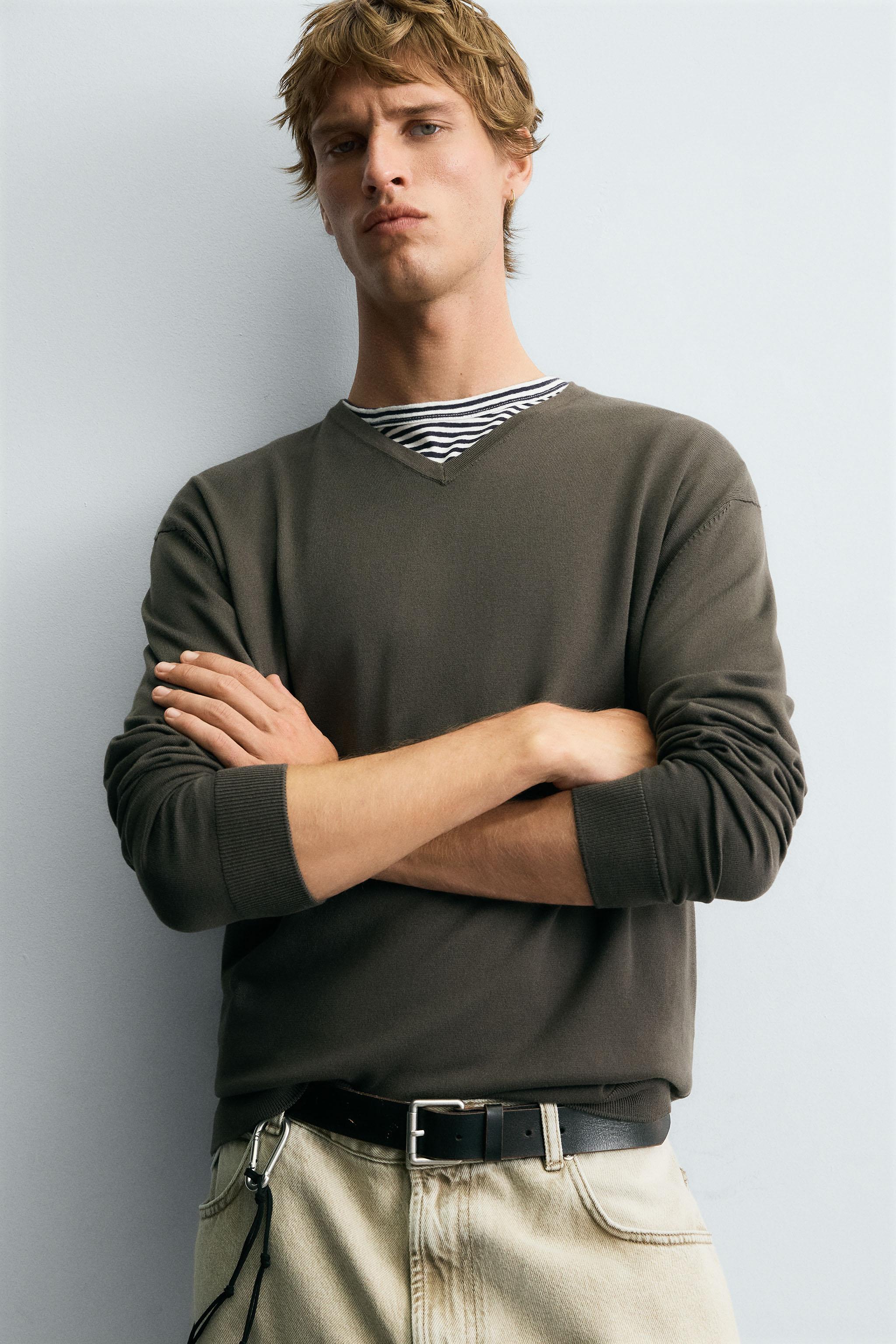 PULL BASIQUE À COL EN V
