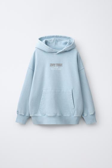 ХУДИ С КАПЮШОНОМ И НАДПИСЬЮ ИЗ ТКАНИ С ЭФФЕКТОМ ПОТЕРТОСТИ — ГОЛУБОЙ от Zara