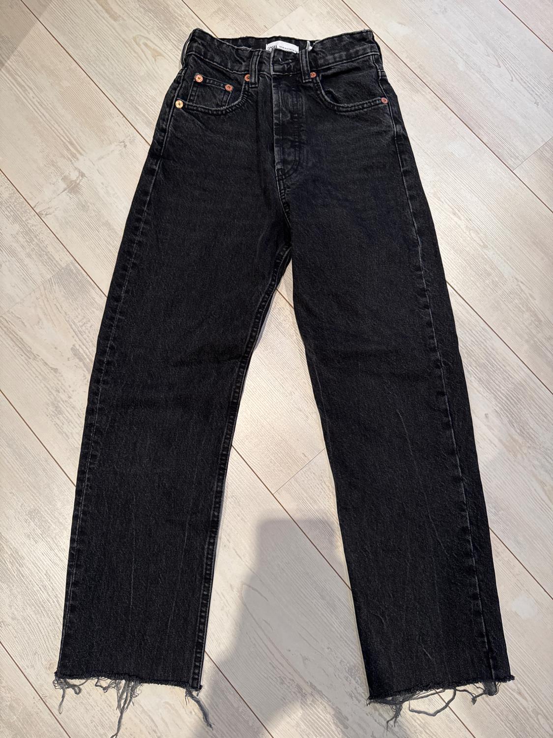 HI-RISE STRAIGHT-LEG JEANS WITH RIPS