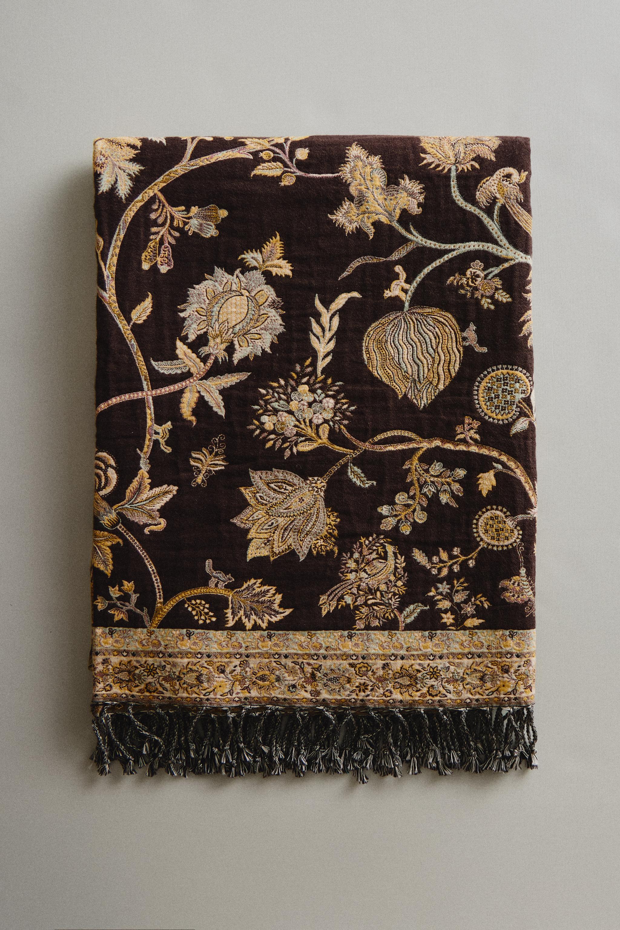 FLORAL JACQUARD BLANKET