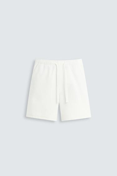 برمودا هيكلي مريح - أبيض مكسور الخاص بـ Zara