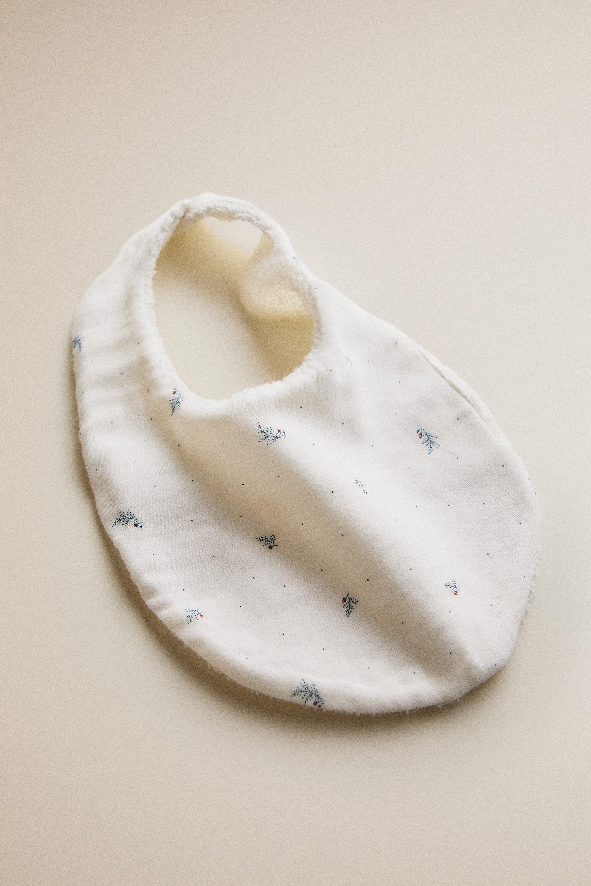FLORAL BABY BIB — Ecru