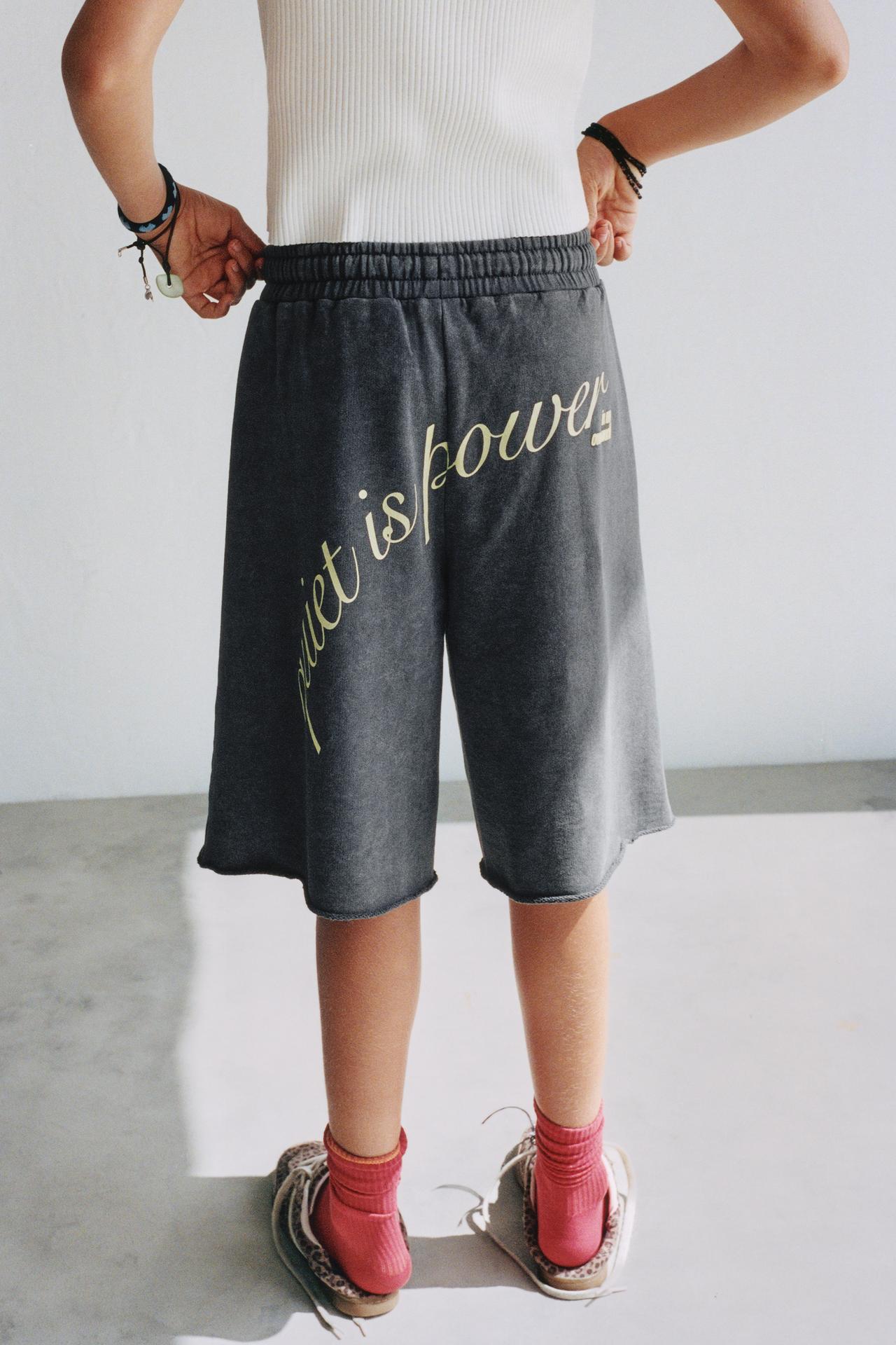 LONG PRINTED TEXT BERMUDA SHORTS — Anthracite grey