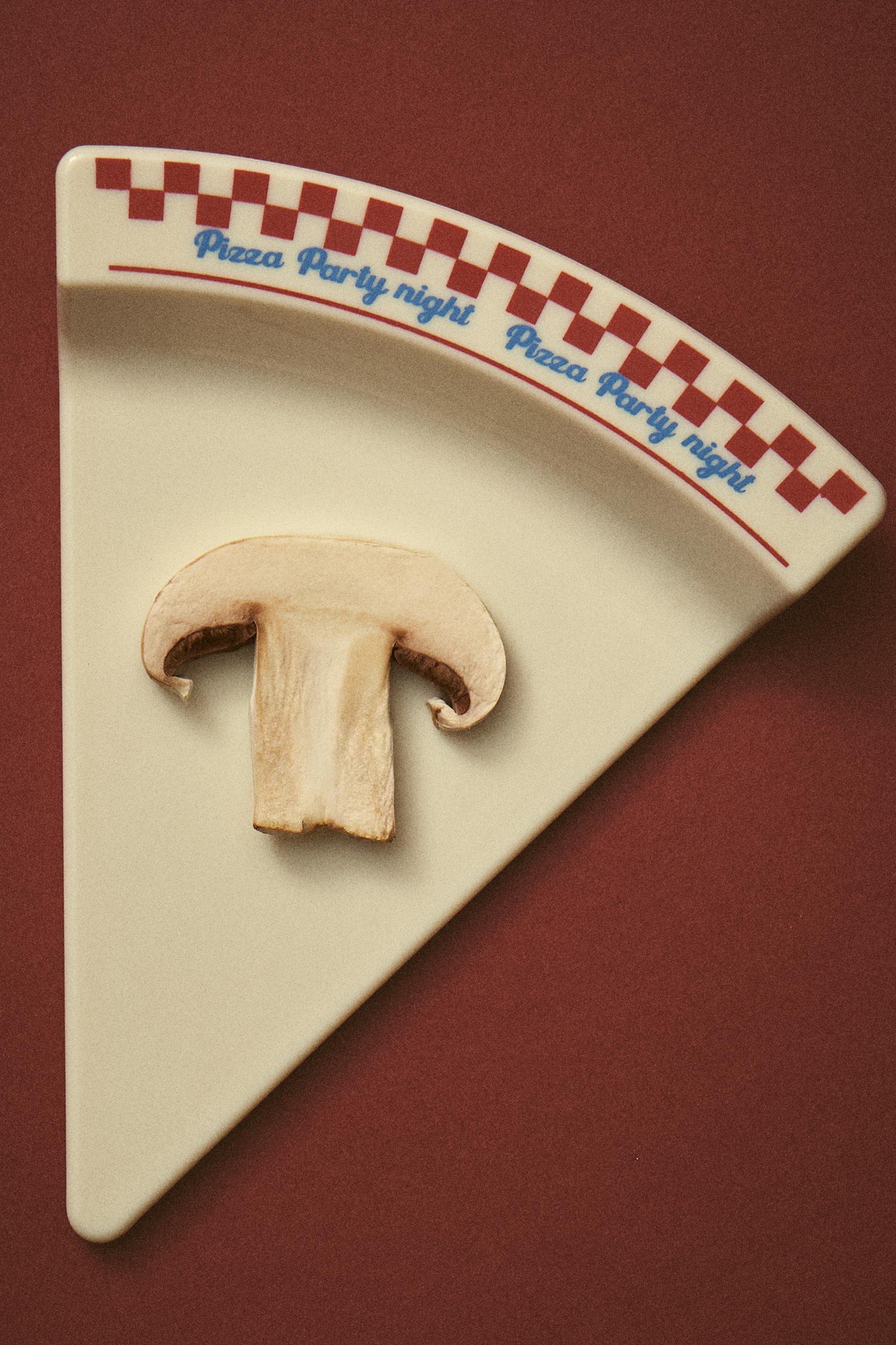 SET OF CHILDREN'S PIZZA SLICE PLATES (SET OF 4