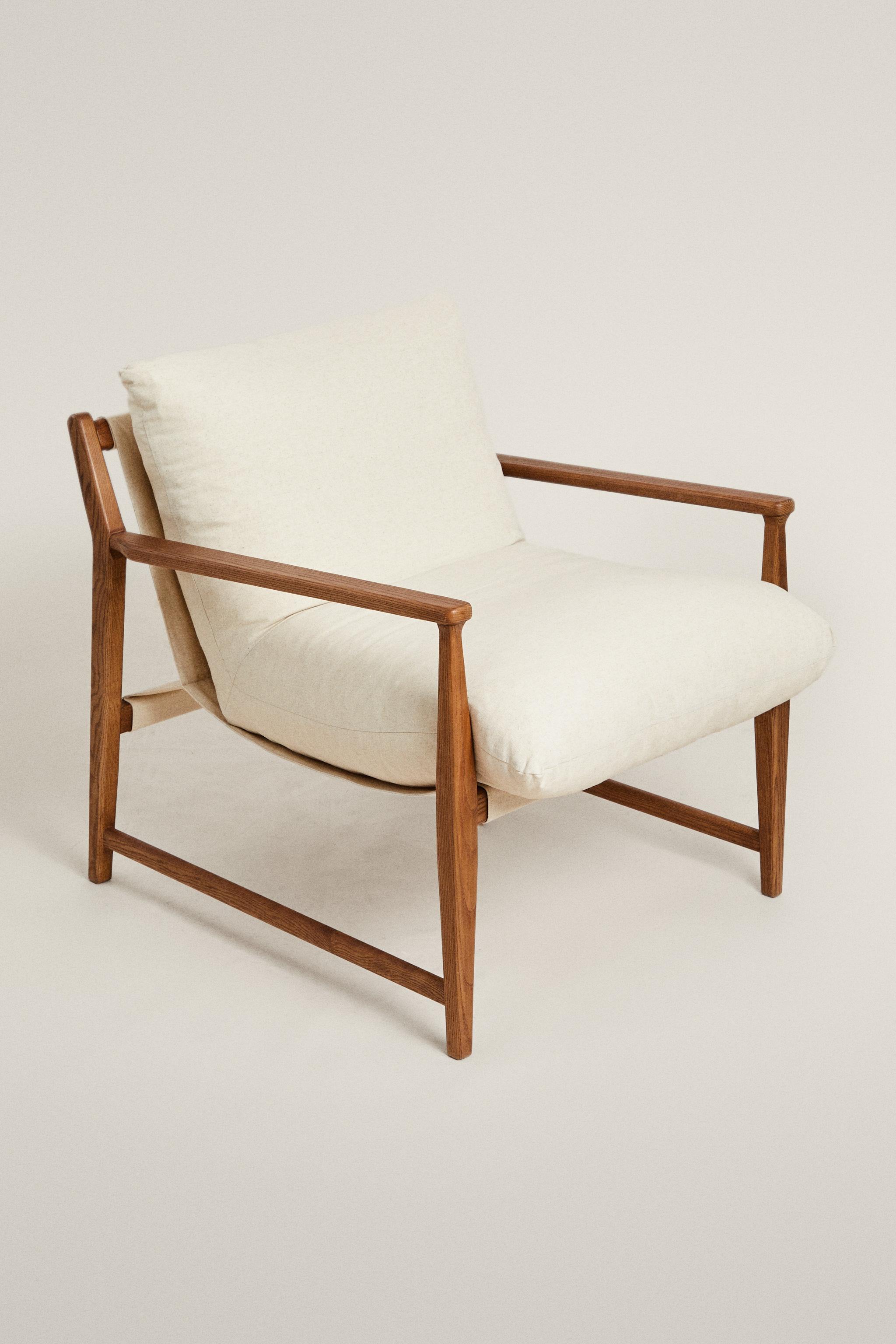 WOODEN ACCENT CHAIR WITH REMOVABLE CUSHION