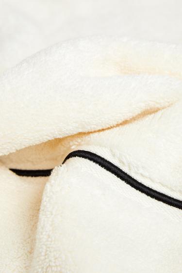 ΠΕΤΣΕΤΑ ΜΠΑΝΙΟΥ ΜΕ ΚΕΝΤΗΜΕΝΟ ΦΙΝΙΡΙΣΜΑ - Εκρού / Μαύρο του Zara