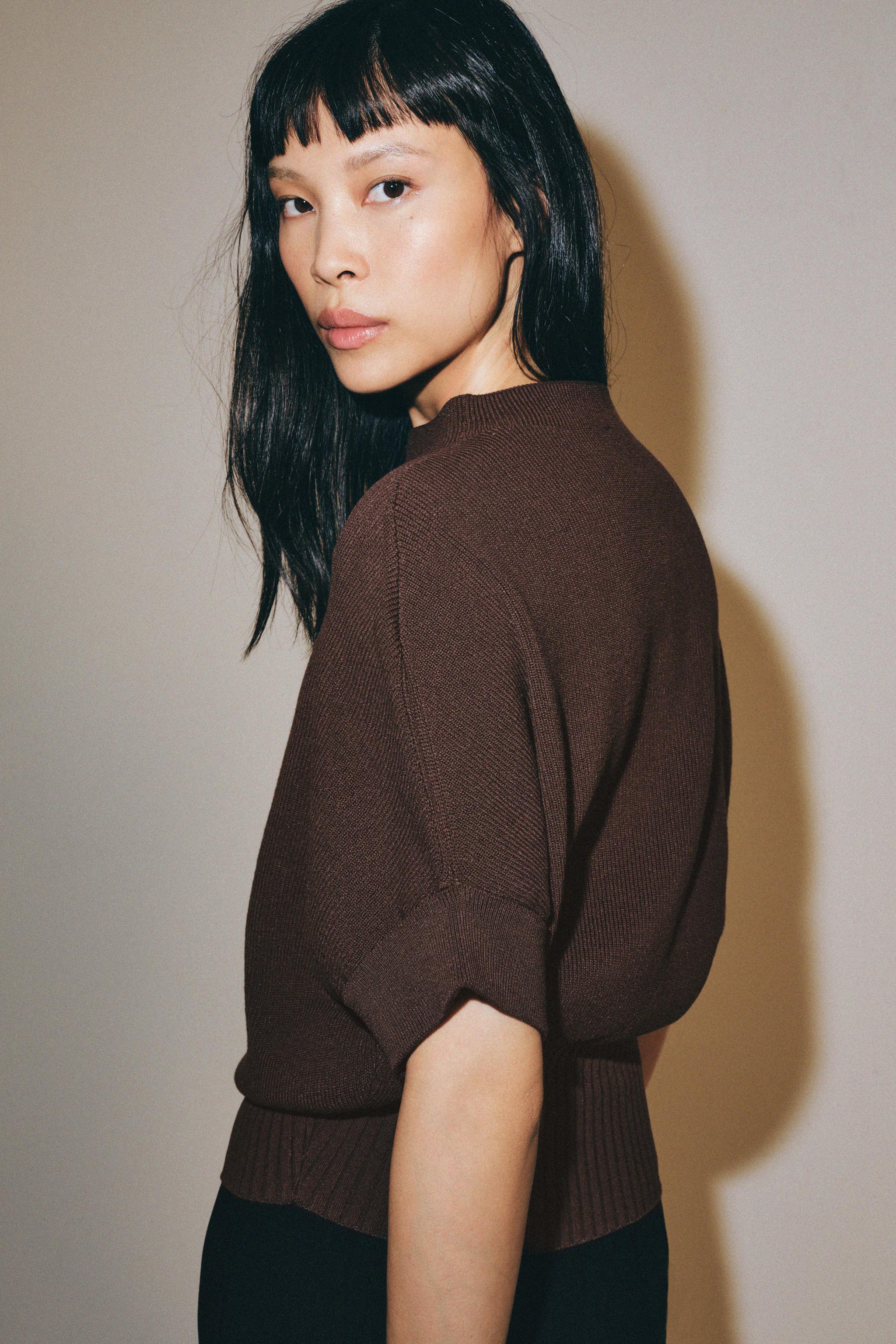 FITTED WAIST KNIT TOP