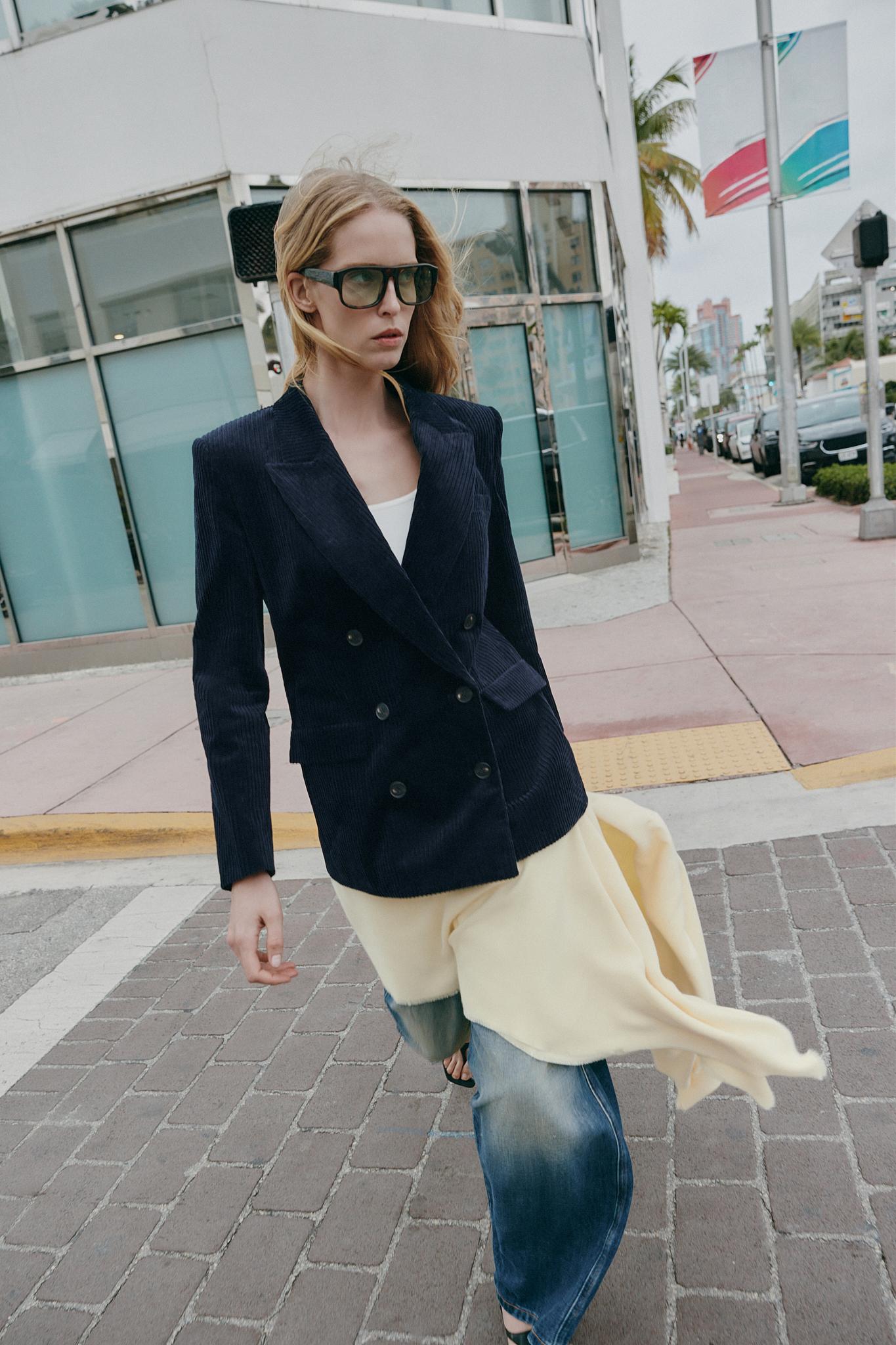BLAZER EN VELOURS CÔTELÉ ET ÉPAULETTES
