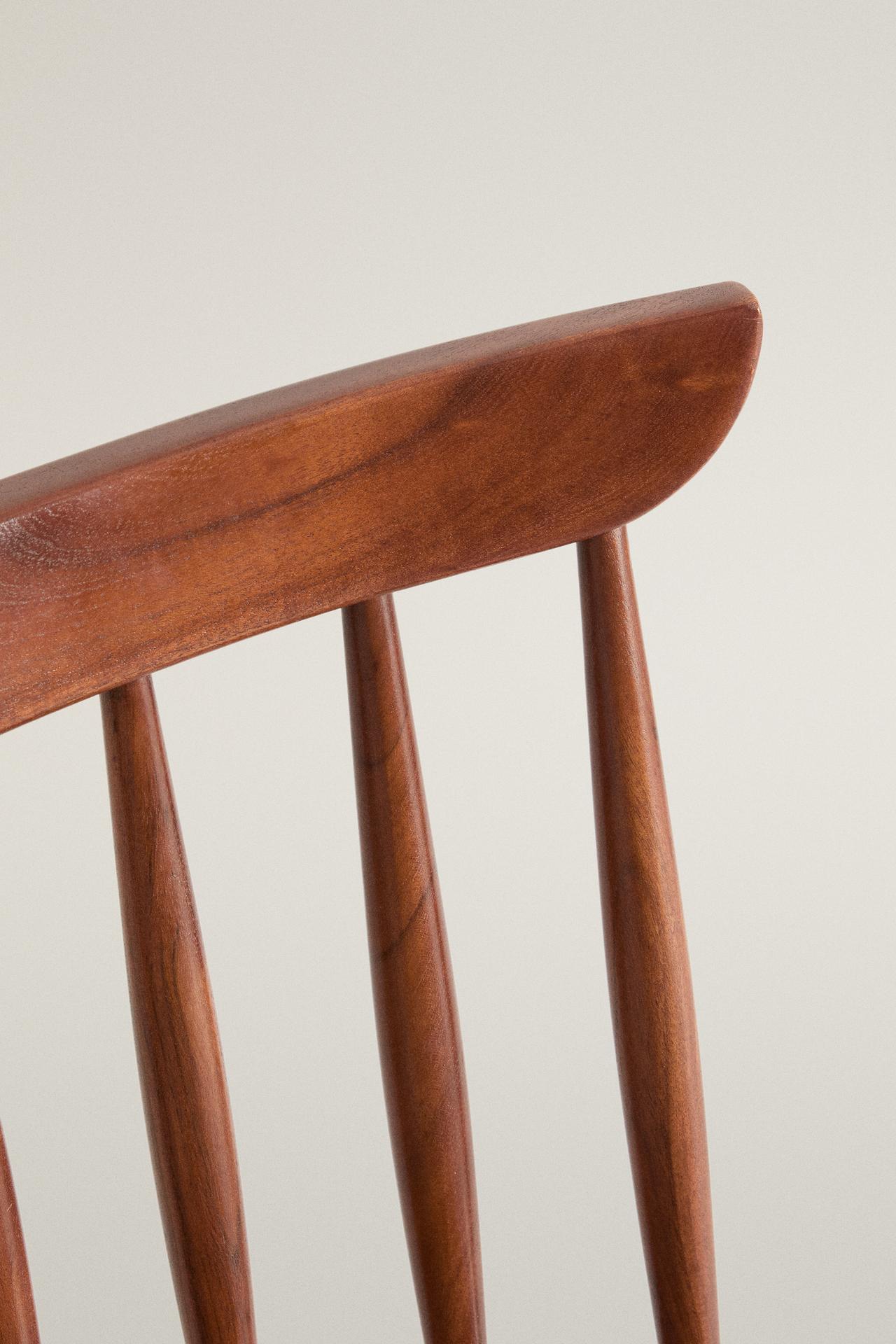 ACACIA WOOD CHAIR — Brown
