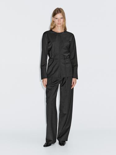 Blusa con cinturón mezcla lana - Negro de Zara