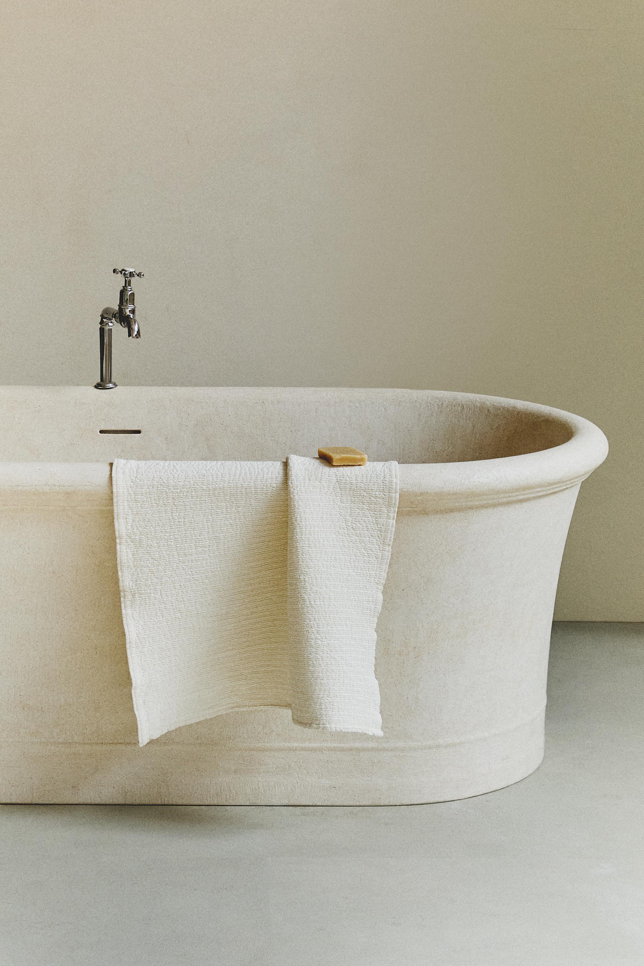 WAFFLE-KNIT BATH TOWEL WITH PLAIN BORDER