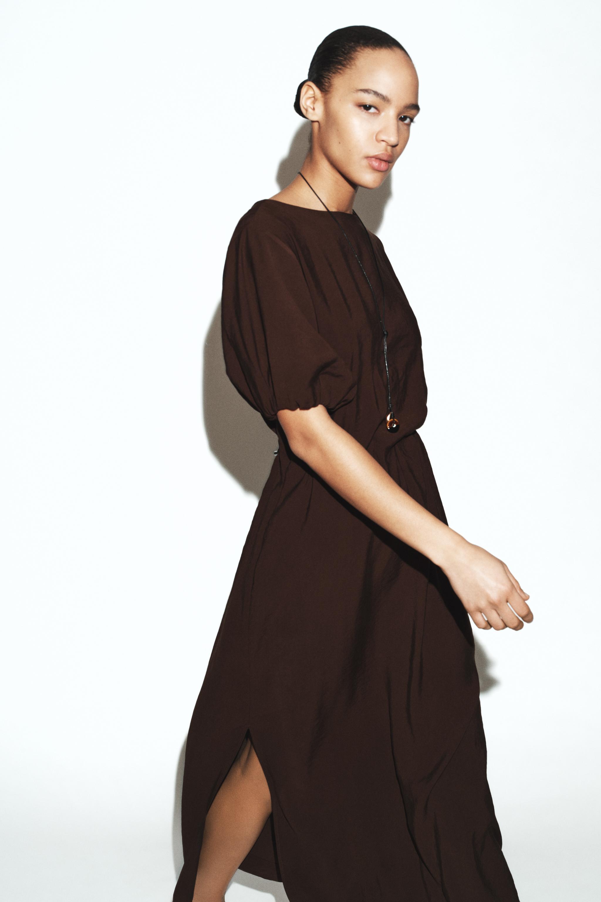 プリーツ入りフルイドミディワンピース - チョコレート | ZARA Japan