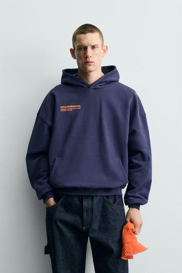 SWEATSHIRT MET TEKSTEN EN CONTRASTERENDE CAPUCHON - Marineblauw van Zara