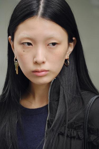 コントラストボンバージャケットブラックZaraのコントラストボンバージャケット - ブラック 