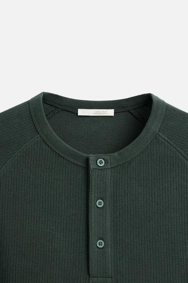 T-SHIRT AVEC COL BOUTONNÉ - Vert foncé de Zara - Image 8