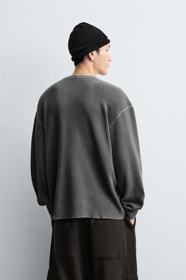 T-SHIRT LAVÉ STRUCTURÉ QUADRILLÉ - Gris de Zara - Image 2