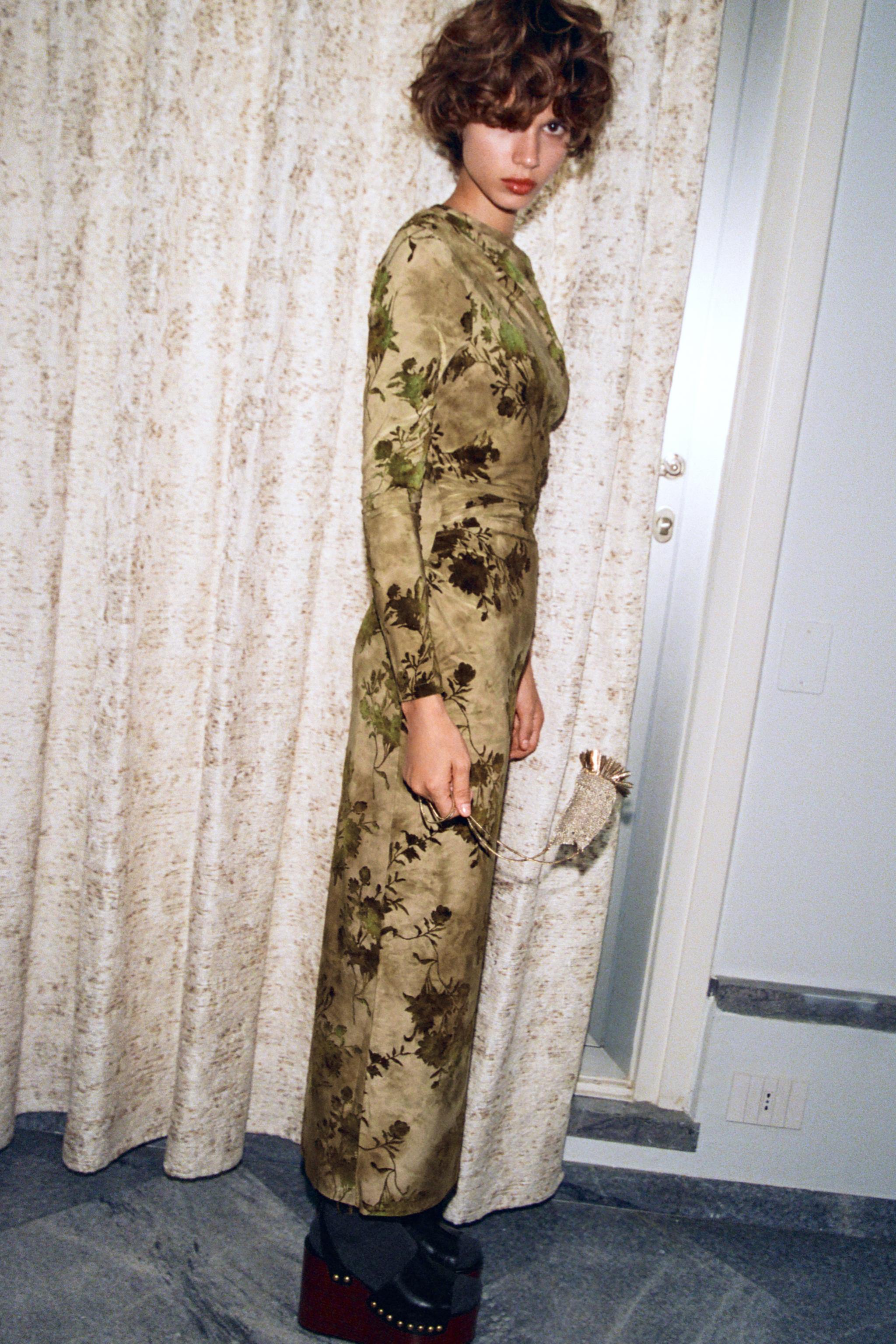 ZARA ギャザー入りフロッキーワンピース　S ギャザー入りフロッキーワンピース - ライトベージュ | ZARA Japan / 日本