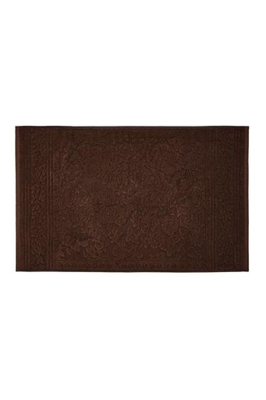 Zara PROSTIRKA ZA KUPATILO OD PLIŠA SA CVETNIM ŽAKARDOM – terakota