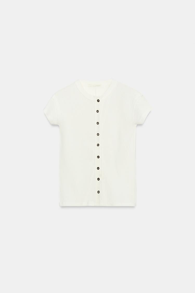 Camiseta con botonadura 6