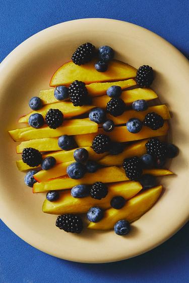 FLACHER TELLER AUS EMAILLIERTEM STEINGUT - Cremefarben von Zara