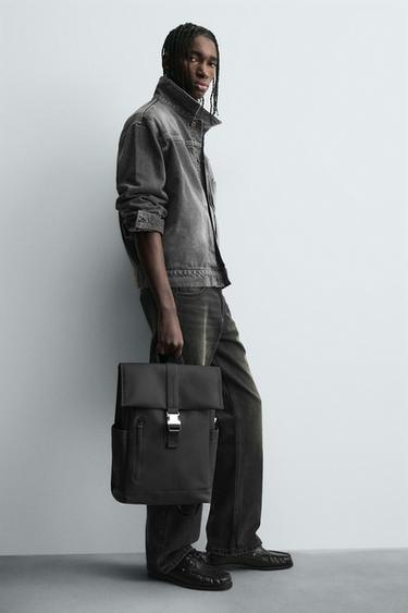 MOCHILA ENGOMADA SOLAPA - Negro de Zara - Imagen 0
