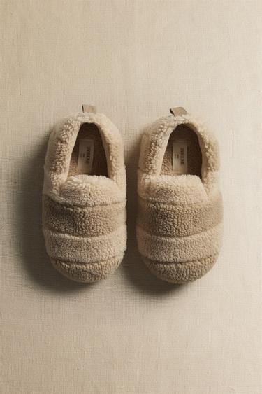 خف منزلي من فرو الغنم الاصطناعي للأطفال - بيج فاتح الخاص بـ Zara