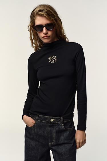 HIGH NECK T-SHIRT WITH BROOCH - Black by Zara