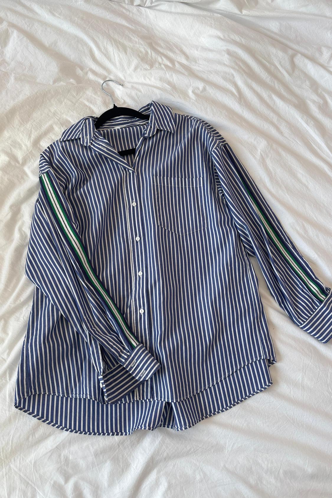 CAMISA A RAYAS BLANCA Y AZUL CON DETALLE EN MANGA LATERAL - Image 5