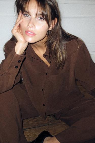 LEHKÁ SVRCHNÍ KOŠILE S ROZPARKY - Tmavě hnědá od Zara