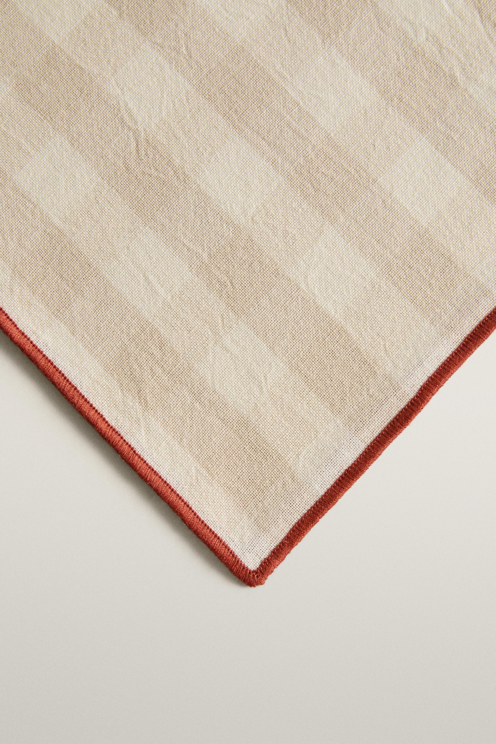 LOT DE 2 SERVIETTES DE TABLE CARREAUX SURPIQÛRES