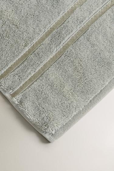 SERVIETTE DE BAIN AVEC LISERÉ À RAYURES - Vert moyen de Zara - Image 2