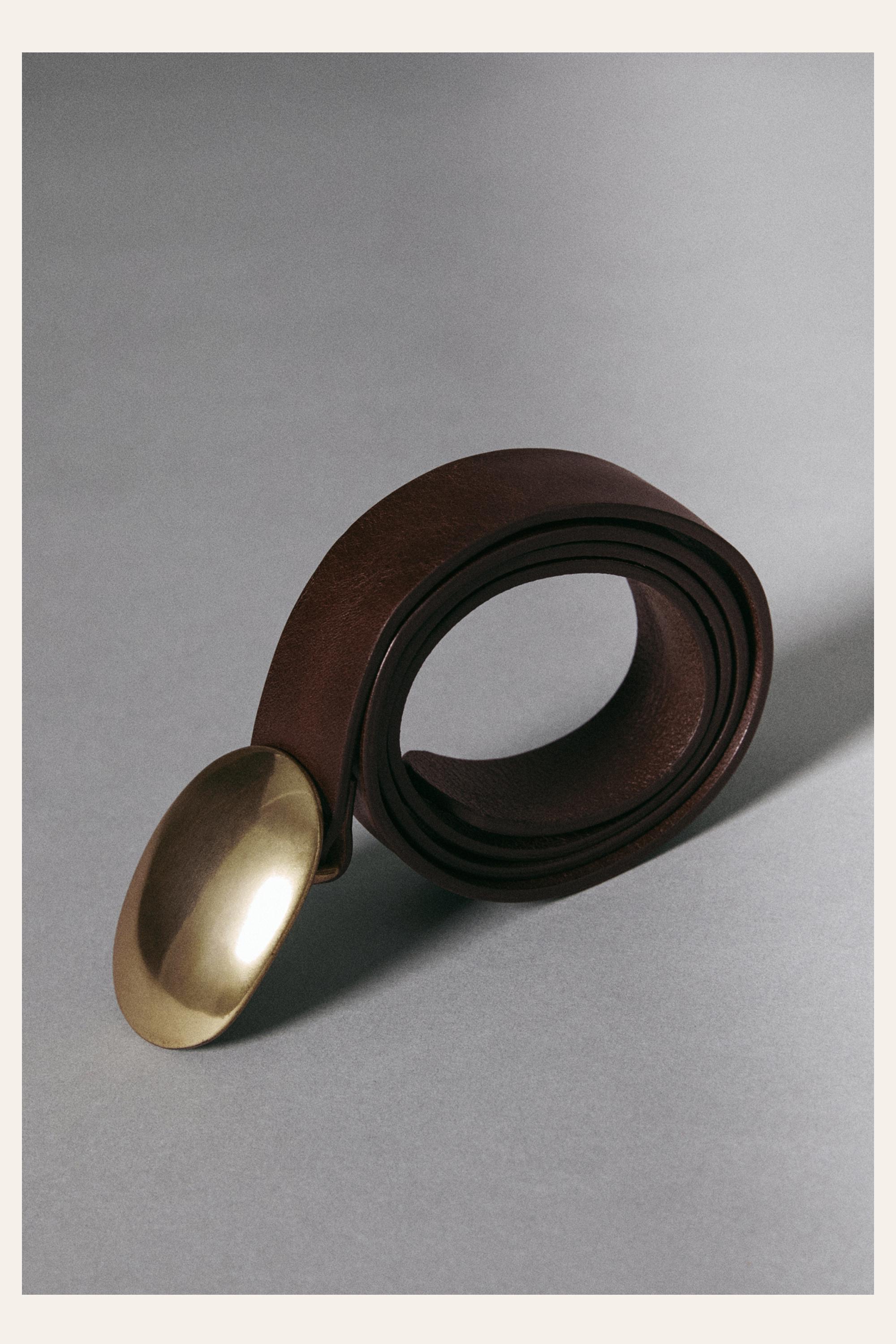 Nappa leather texture belt with oval buckle — Brown