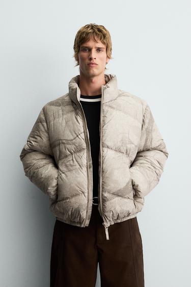 СТЕГАНАЯ КУРТКА С АБСТРАКТНЫМ ПРИНТОМ — С принтом от Zara