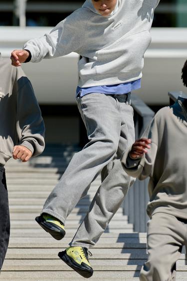 SPORTOVNÍ MIKINA S KAPUCÍ - Šedý jíl od Zara