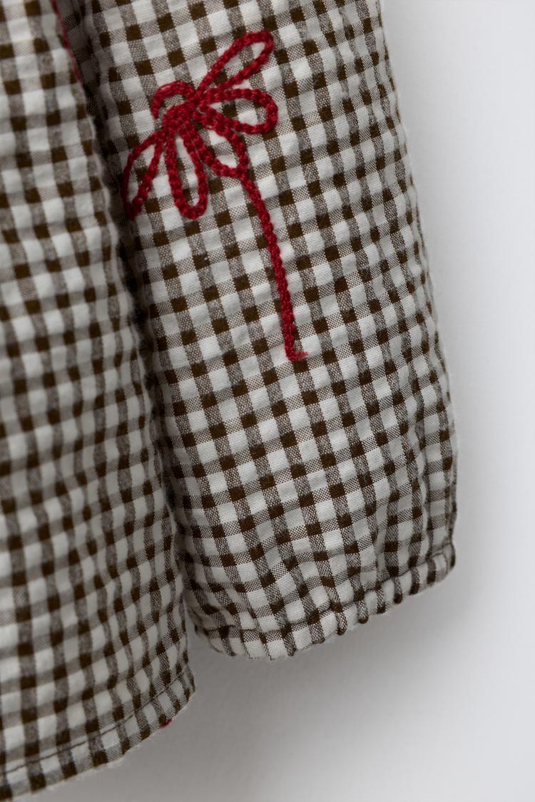 Blusa de cuadros con bordados florales 3